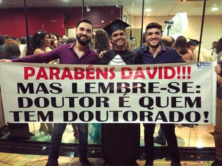 Amigos de David levaram faixa inusitada