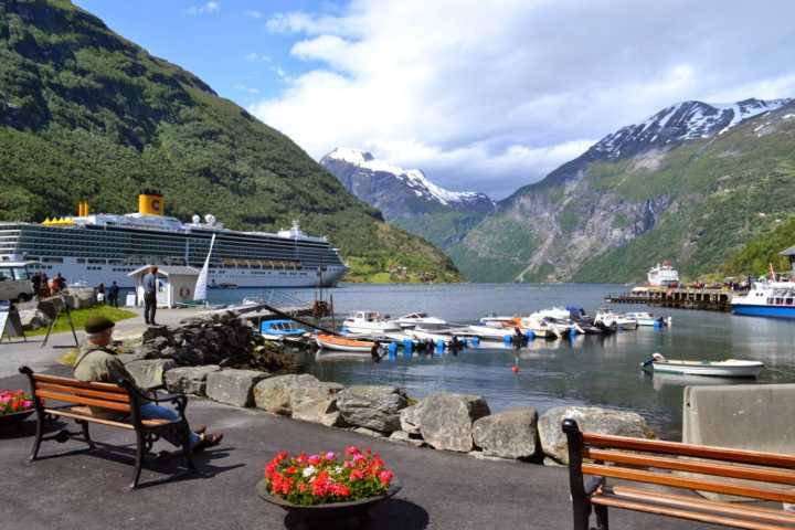 Geiranger atrai gente do mundo todo