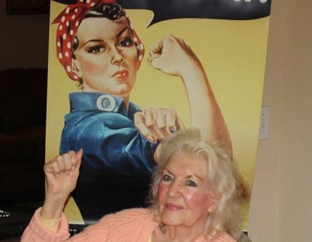 Naomi Parker Fraley em 2015 ao lado do pôster de Rosie the Riveter