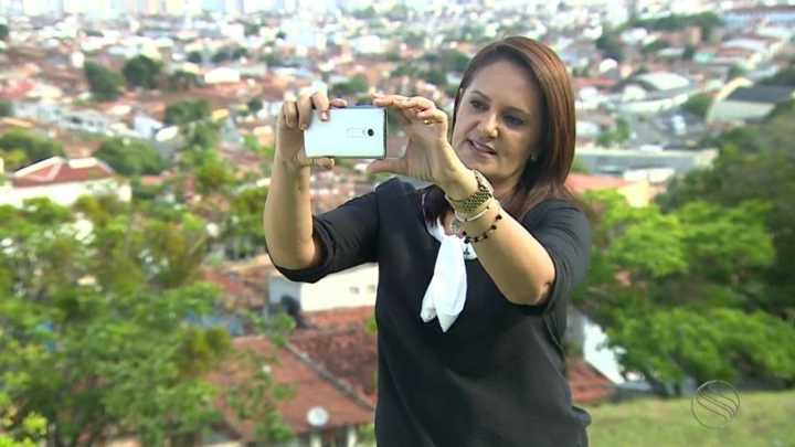 A jornalista Carla Suzanne aparece ensinando os telespectadores a gravar vídeos na horizontal