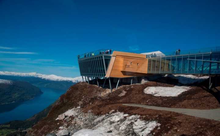 A plataforma no topo do Monte Hoven oferece uma vista incrível da região de Loen