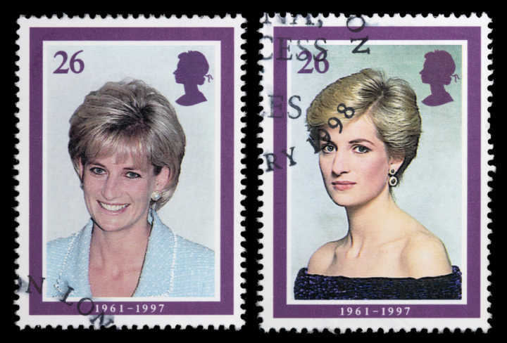 Dois selos postais da Grã-Bretanha de 1998, desenhados por Barry Robinson com retratos da princesa Diana, emitidos para comemorar sua vida