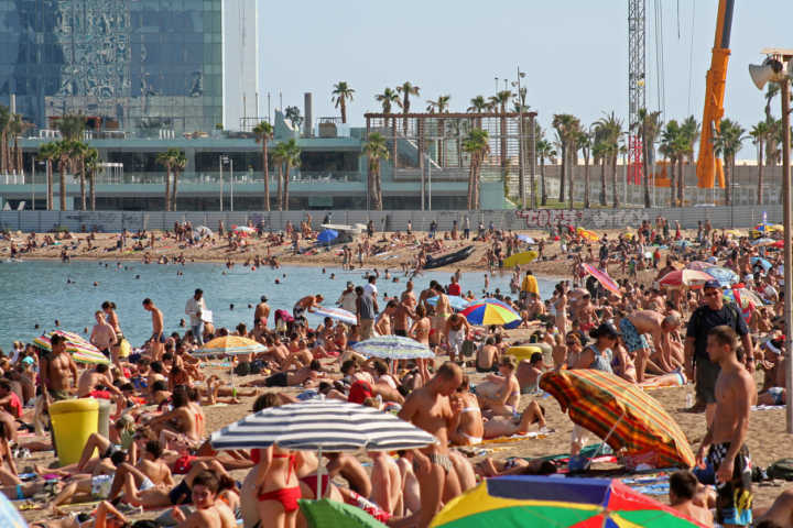 Vista da praia Barceloneta, em Barcelona; moradores reclamam da bebedeira e sexo em áreas públicas