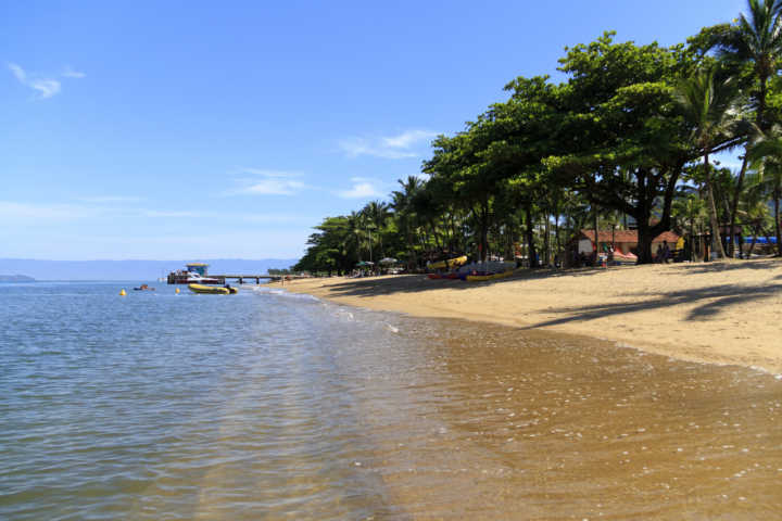 Praia do Perequê, uma das praias de Ilhabela que oferece internt grátis aos banhistas
