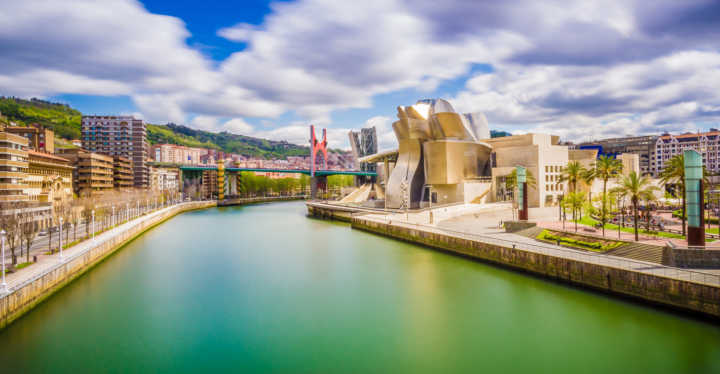 Vista panorâmica de Bilbao, na Espanha, com o Museu Guggenheim à dir.
