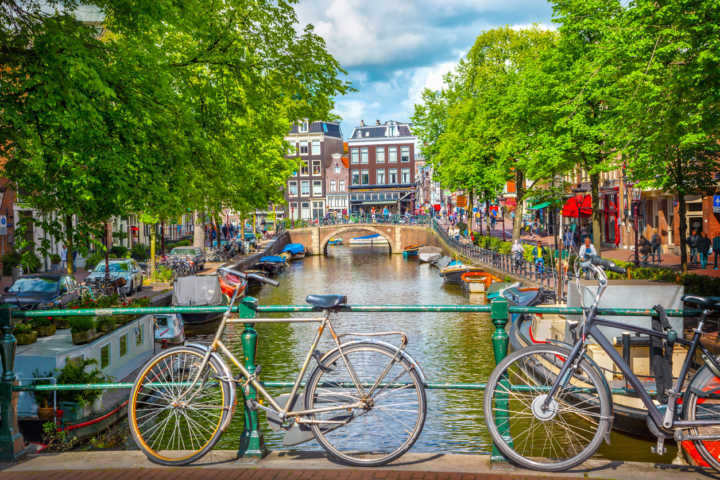 É possível fazer uma parada em Amsterdã (foto) ou Paris utilizando a mesma passagem