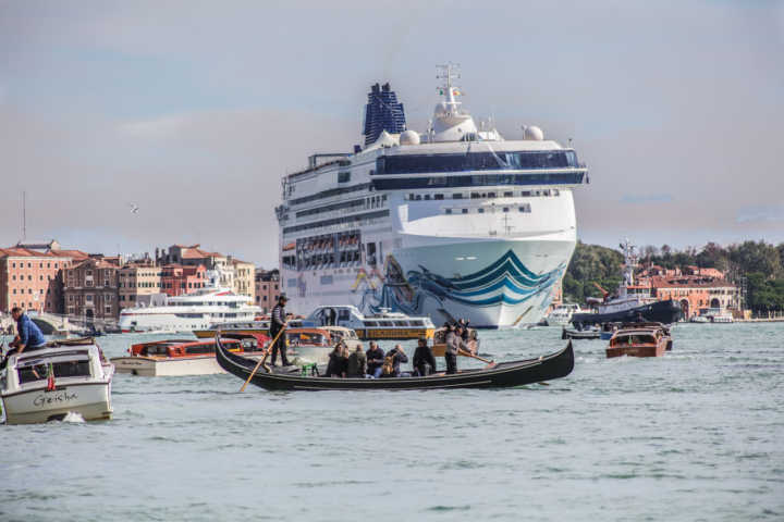 Os moradores de Veneza se queixam de que o turismo, incluindo os navios de cruzeiro, é responsável pelo aumento da poluição na cidade