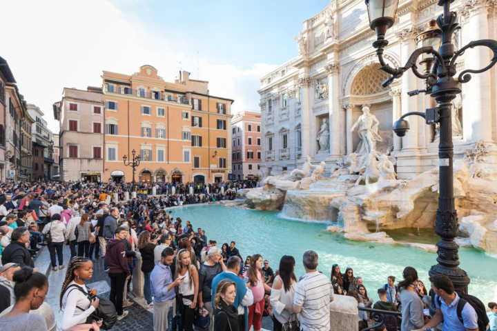 Fontana Di Trevi, um dos cartões-postais de Rome; prefeitura da cidade proibiu nadar e sentar nas fontes da capital italiana