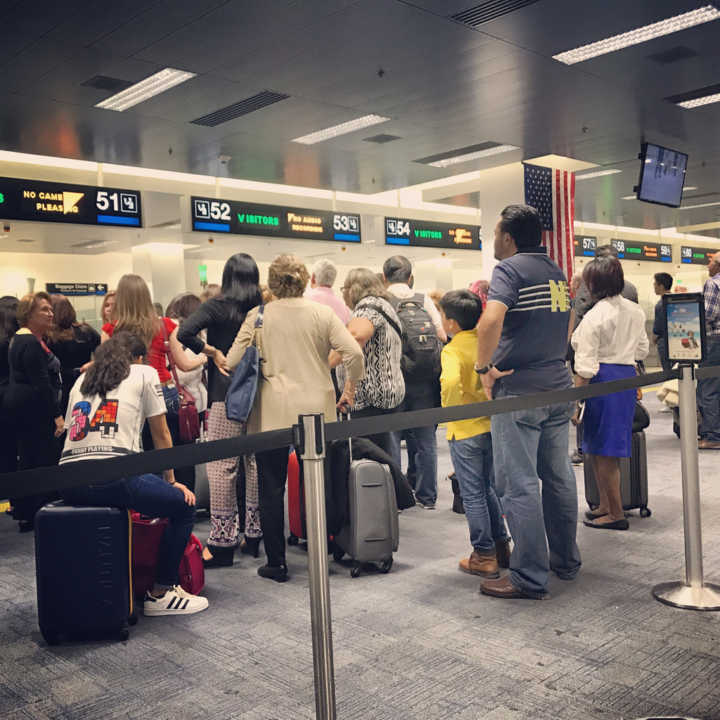Fila no controle de passaporte no aeroporto de Miami, na Flórida