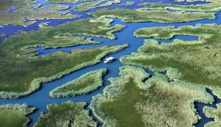 A cidade de Dalyan se liga ao mediterrâneo por um canal que sai do rio Koycegiz, o que possibilita uma paisagem de tirar o fôlego. A região é de proteção ambiental, e tartarugas depositam seus ovos todos os anos no local