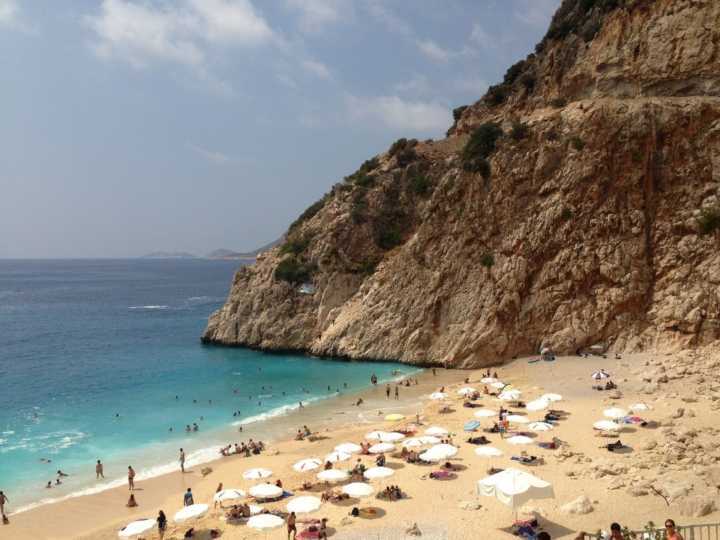 Kalkan é uma cidade cheia de história. Ela já foi habitada por pescadores, seu porto já foi um dos mais importantes da região. Atualmente ela é um grande ponto de turistas e recebe muitos britânicos