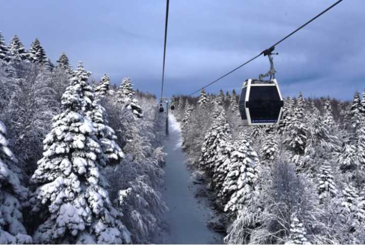 Durante o inverno os amantes da neve podem esquiar em Uludag, uma montanha localizada ao sul da cidade