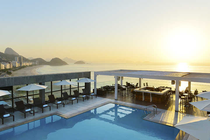 Vista da piscina do Pestana Rio Atlântica, no Rio de Janeiro