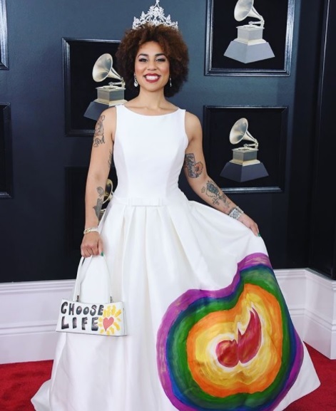 Joy Villa fez um protesto contra o aborto no Grammy