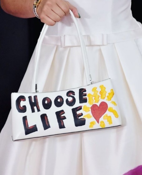 A cantora também usou uma bolsa com a frase: “Choose life” (“escolha a vida”)