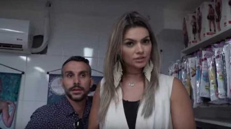 Kelly Key e o marido visitam sex shop