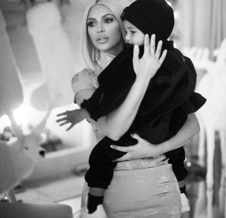 Kim Kardashian em uma foto com o filho Saint West, que está com pneumonia