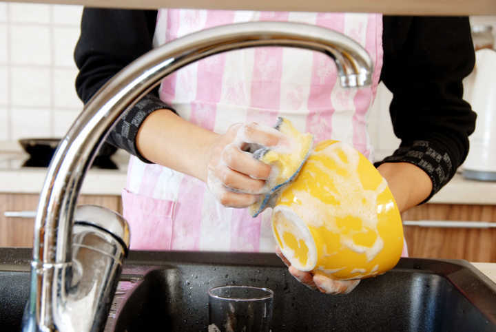 Uma boa tática: manter a torneira fechada enquanto ensaboa a louça suja