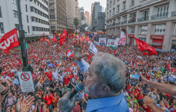 O ex-presidente Lula em ato em Porto Alegre antes do julgamento