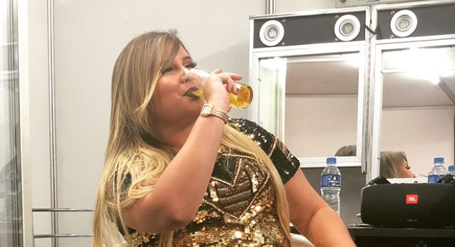 Marília Mendonça posta foto bebendo cerveja e dá resposta afiada