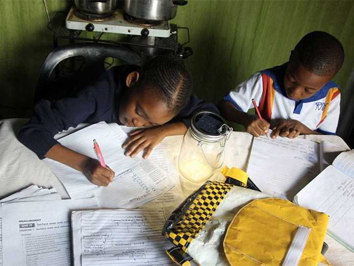 As mochilas já ajudaram mais de 10 mil crianças a estudar