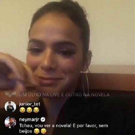 Bruna Marquezine recebe comentário de Neymar em live