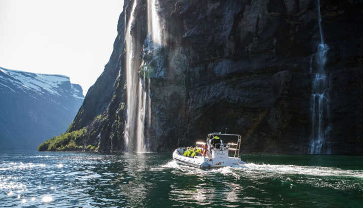 Lanchas rápidas levam turistas para contemplar o fiorde de mais perto