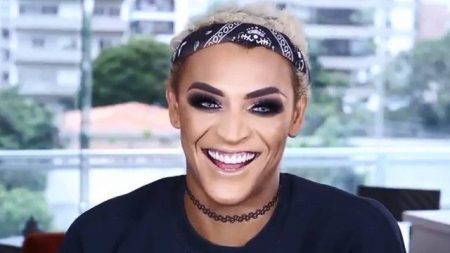 Pabllo Vittar deu dicas de maquiagem no Youtube