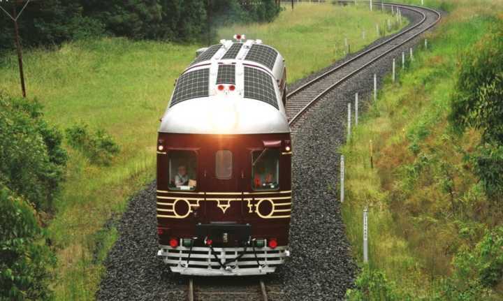 Locomotiva sustentável transporta até 100 passageiros sentados