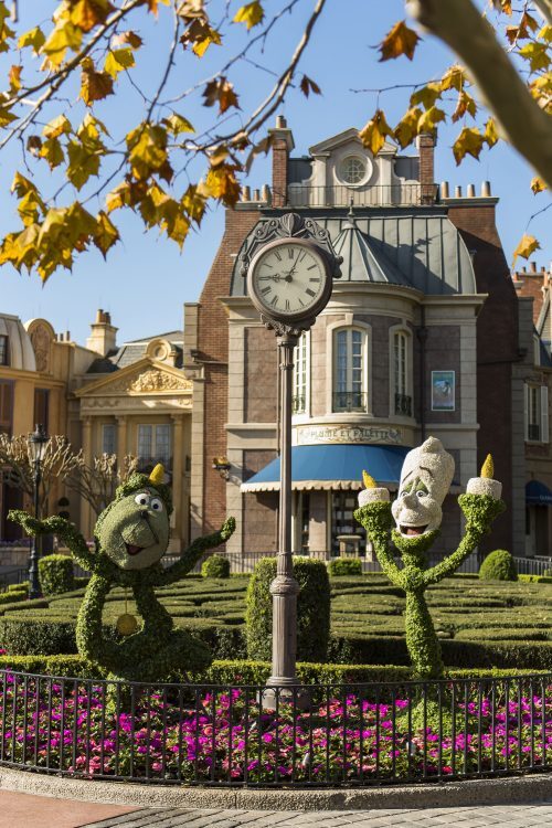 Lumière, o candelabro, e Horloge, o relógio, de A Bela e a Fera ficam no lindíssimo pavilhão da França