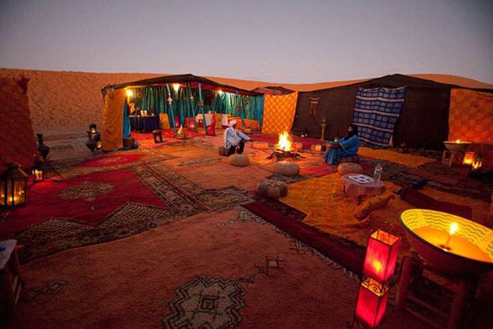 Dormir em pleno deserto do Saara é uma das experiências mais incríveis no Marrocos
