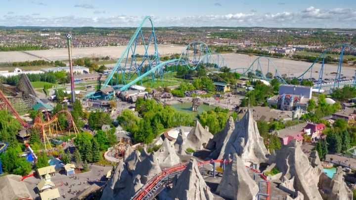 Vista do parque temático Canada’s Wonderland, que conta com 17 montanhas-russas