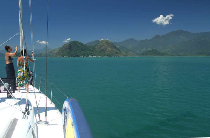 Saco da Barra Grande, próximo à Ilha do Araújo, em Paraty