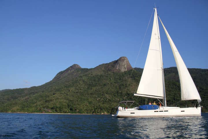 Veleiro no Saco do Mamanguá, em Paraty