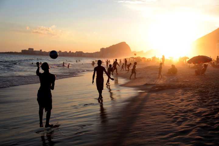 A praia de Copacabana é famosa no mundo todo