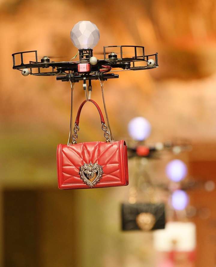 Coleção de bolsa da Dolce & Gabbana apresentada por drones na Semana de Moda de Milão