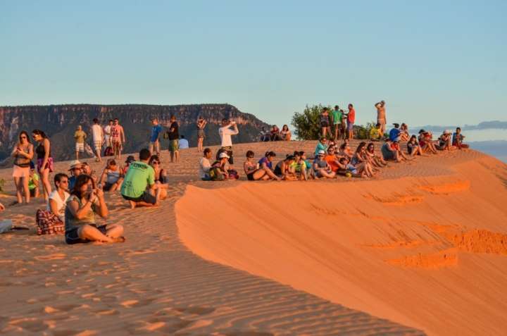 Turistas contemplam pôr do sol sobre as dunas do Jalapão