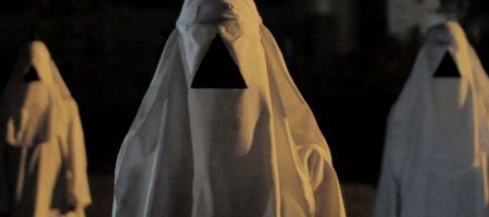 Брианна Хилдебранд В Белье Перед Зеркалом – Первая Девушка, Которую Я Полюбила (2020)