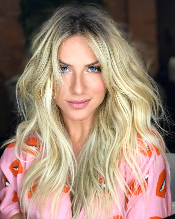 Giovanna Ewbank no salão de beleza, o qual é proprietária