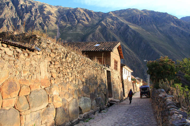 A vila bem preservada de Ollantaytambo é banhada pelo rio Vilcanota