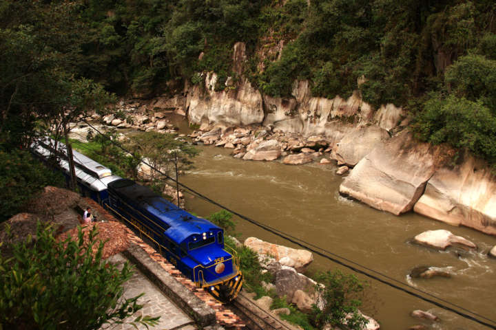 Trem passa ao lado do rio Urubamba