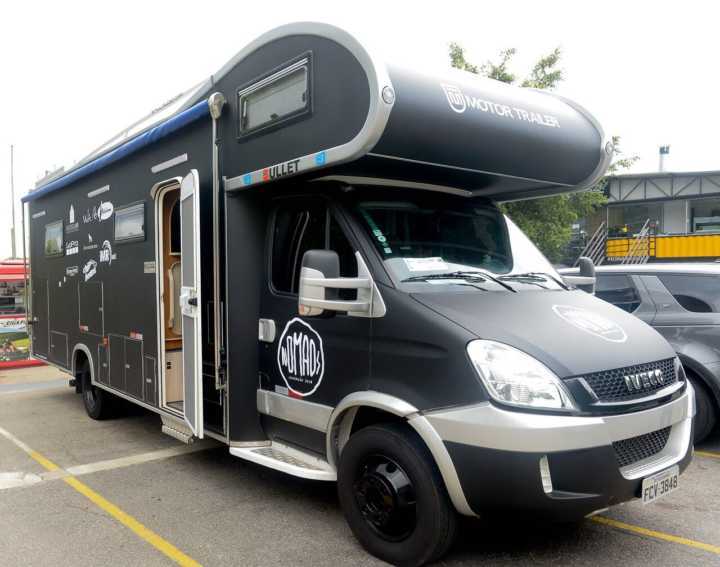 O motorhome tem sala, quarto, banheiro, cozinha mobiliados e é equipado com sistema de TV integrado, GPS e internet