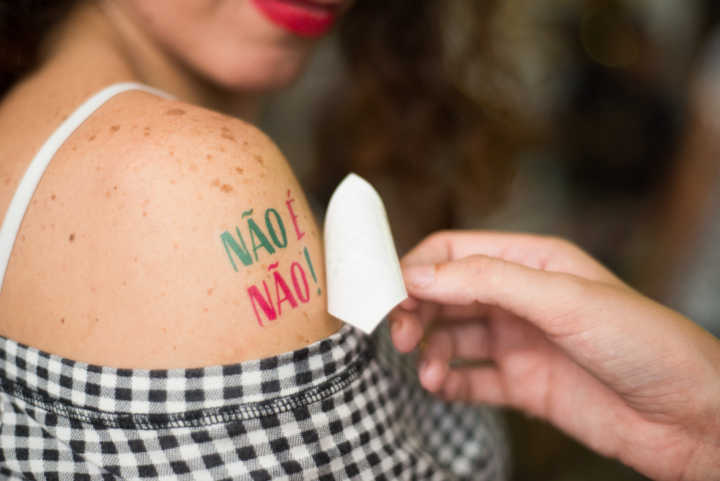 Coletivo Não é Não, que distribui tatuagens em blocos