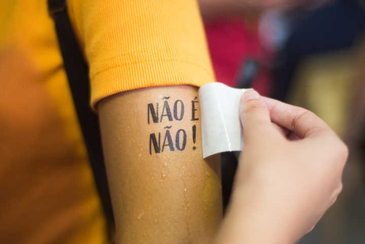 Foliã com tatuagem temporária distribuída pelo coletivo Não é Não