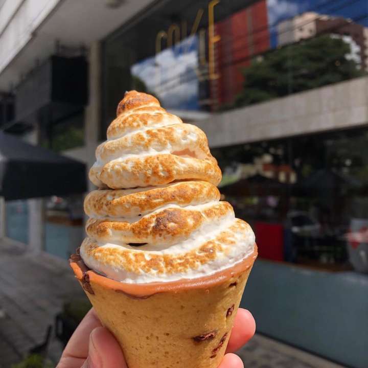 O ), Smore’s Shot é servido com sorvete de chocolate e marshmalow maçaricado