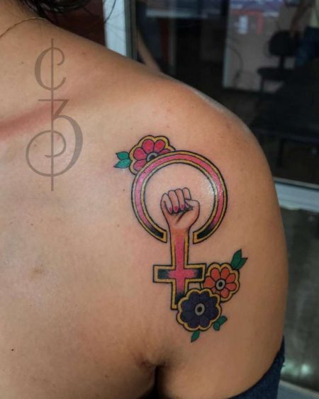 Girl Power: 32 tatuagens feministas para inspirar e empoderar