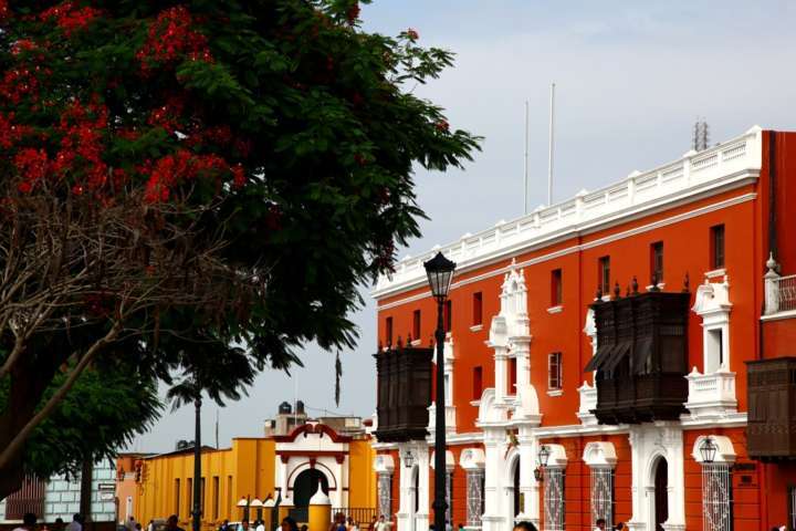 Fachadas coloridas, em estilo colonial, embelezam a Plaza de Armas, no Centro Histórico de Trujillo