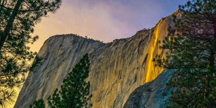 O fenômeno da ‘cachoeira de lava’ acontece quando a luz do pôr do sol atinge a Horsetail Fall, no Parque Nacional Yosemite