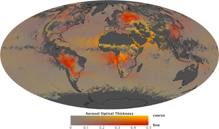 As cores intensas indicam onde há camadas espessas de aerossóis. O vermelho representa partículas finas, como fumaça e poluição, e o amarelo, as partículas maiores, como poeira