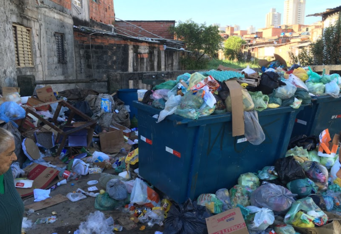 A comunidade sofre com o acúmulo de lixo às margens do córrego Águas Espraiadas
